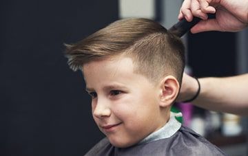 Junge beim Kinderfriseur